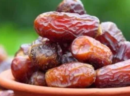  تناول التمر مع الحليب: علاج طبيعي لمكافحة نزلات البرد والعدوى الموسمية